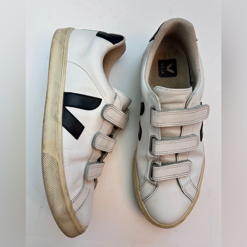 VEJA White Recife Leather Sneakers, Size 40/9